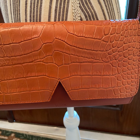 Vince embossed croc leather Carmel crossbody with adjustable strap - Picture 4 of 16